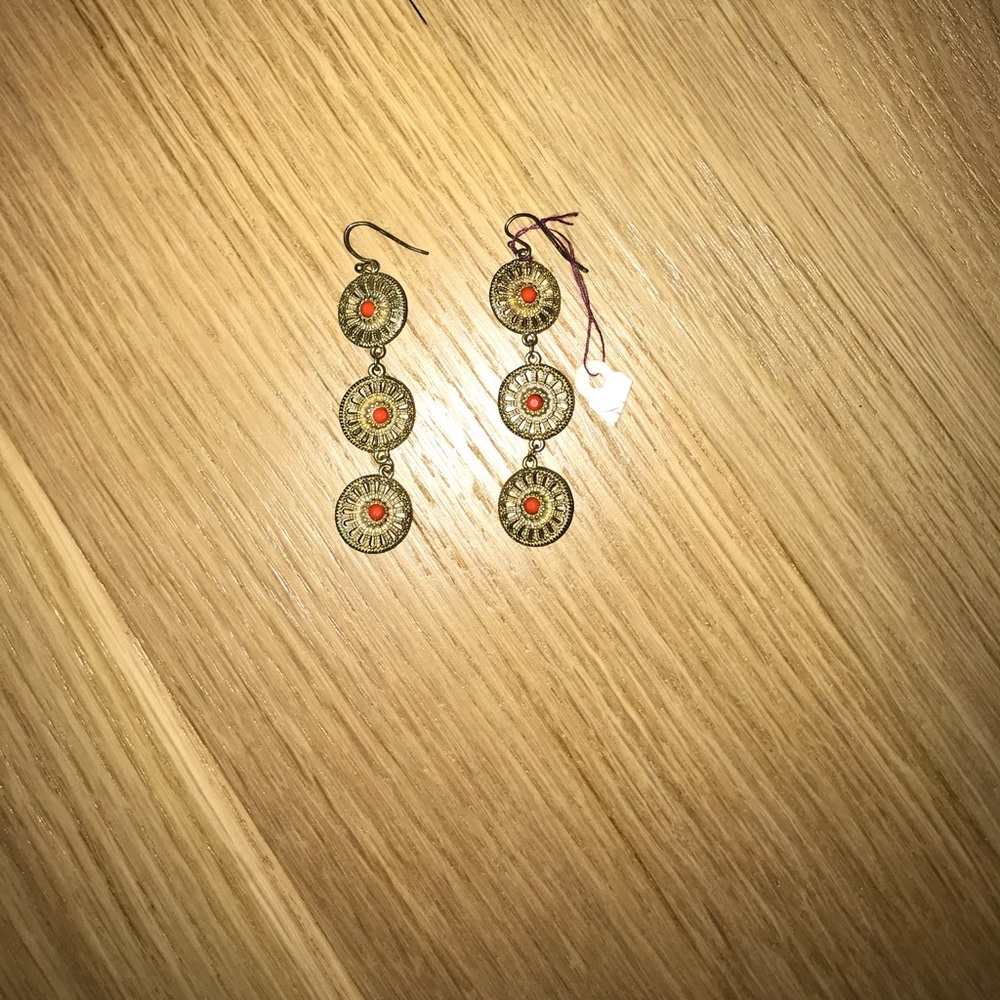 Gold and coral pendant earring